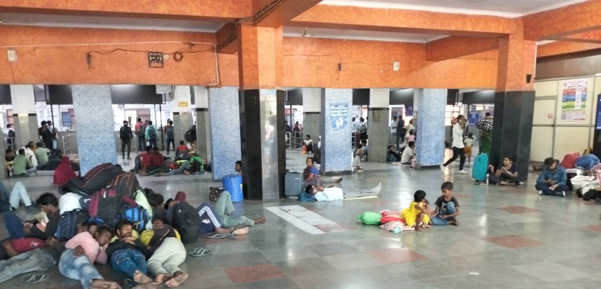 During the ongoing summer rush, cleanliness is being ensured at Anand Vihar Terminal railway station.

#SummerSpecial