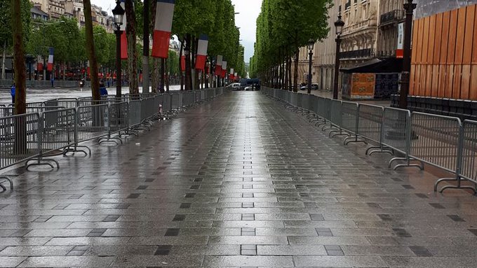 #8mai1945  Suivez la commémoration de la 'Seconde Guerre' présidée par Emmanuel #Macron : C'est dans une ambiance de liesse ce #8mai que les parisiens se sont agglutinés le long des Champs Elysées pour voir passer le Président de la République !