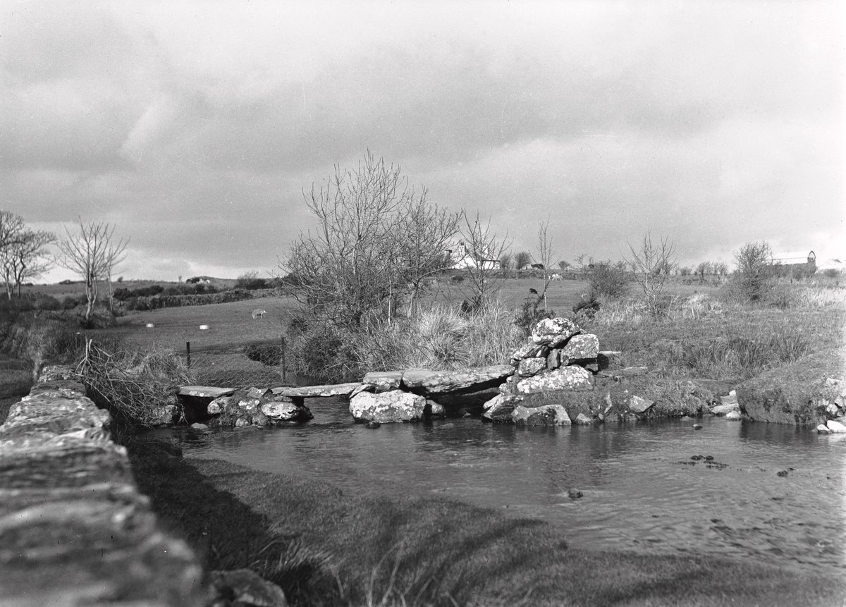 Y bont droed nesaf sy’n cynnig addewid o antur, a gofnodwyd yn ein casgliadau, yw pont droed Rhyd Caradog, ger Drefor ar Ynys Môn. Fydden ni ddim wedi hoffi bod yn gyfrifol am symud y meini mawr a’r slabiau yna i’w lle! 📸@RCAHMWales, cyn 1960 coflein.gov.uk/cy/archif/6351… #MisCerdded