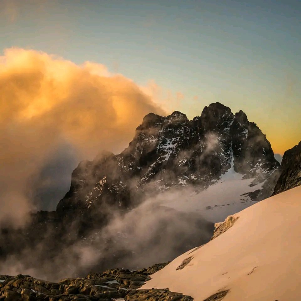 MattheExplorer's tweet image. Did you Know🤔
The Best Views come after the Hardest Hike..🤗
Therefore clear up all your schedules and hike #mtRwenzori located in Kasese Uganda🇩🇪
#EXPLOREUGANDA