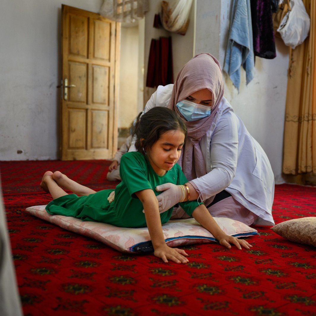 8-year-old Yasamin lost control of her legs while her family fled bombardments in Afghanistan’s Herat province. With financial support from the EU, @HI_federation provides her with physiotherapy and psychosocial sessions. She is now also back in school. 📚