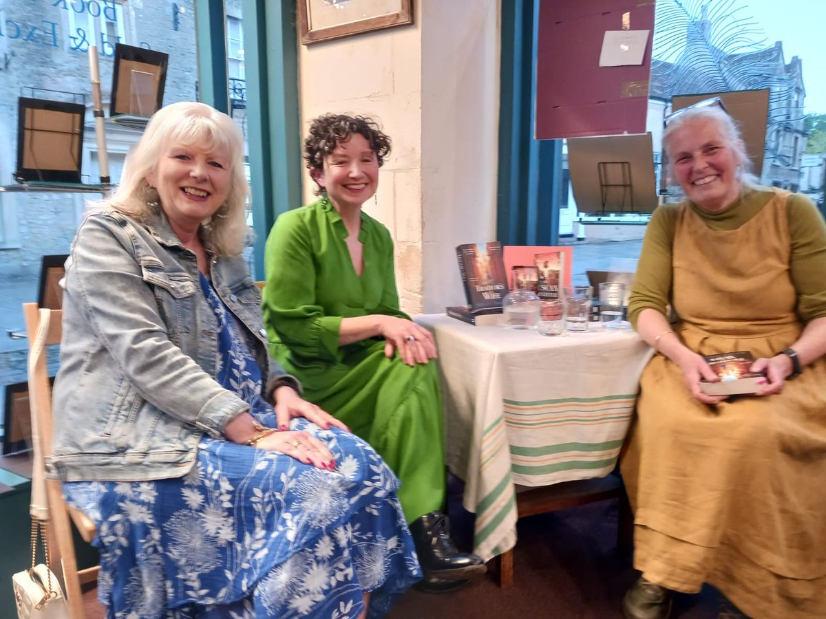 The BEST evening was had at @CorshamBookshop last night, where @harris_tessa and I chatted with the brilliant Janet about our books set in Italy. If you’re nearby, pay a visit to this gem of a bookshop. @HeadlineFiction @HQstories