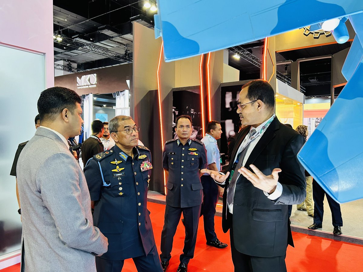 BrahMosMissile's tweet image. General Tan Sri Dato’ Sri Mohd Asghar Khan bin Goriman Khan, Commander of the @tudm_rasmi 🇲🇾, was briefed about the different variants of formidable supersonic 
@BrahMosMissile during @DSAMalaysia at #MITEC, #KualaLumpur.

#DSA2024 #NATSECAsia2024

@PMOIndia @DefenceMinIndia…