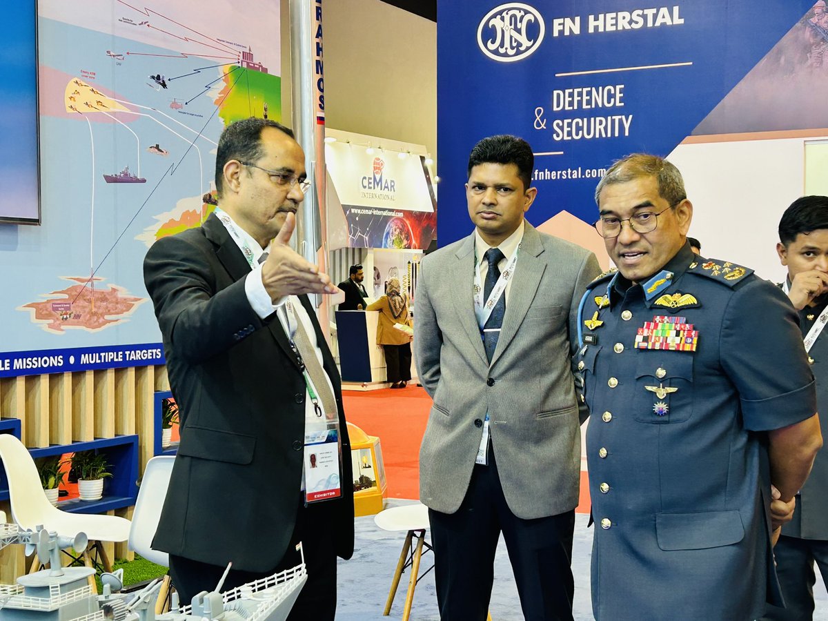 BrahMosMissile's tweet image. General Tan Sri Dato’ Sri Mohd Asghar Khan bin Goriman Khan, Commander of the @tudm_rasmi 🇲🇾, was briefed about the different variants of formidable supersonic 
@BrahMosMissile during @DSAMalaysia at #MITEC, #KualaLumpur.

#DSA2024 #NATSECAsia2024

@PMOIndia @DefenceMinIndia…