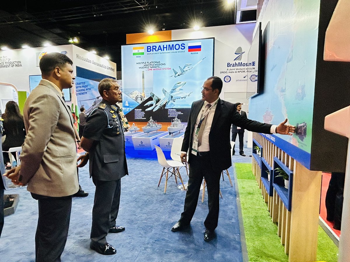 BrahMosMissile's tweet image. General Tan Sri Dato’ Sri Mohd Asghar Khan bin Goriman Khan, Commander of the @tudm_rasmi 🇲🇾, was briefed about the different variants of formidable supersonic 
@BrahMosMissile during @DSAMalaysia at #MITEC, #KualaLumpur.

#DSA2024 #NATSECAsia2024

@PMOIndia @DefenceMinIndia…