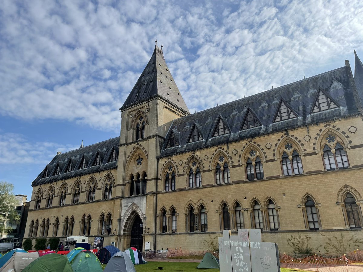 The sun is shining for @OTT_SCITT Super Museum Day.  First stop @morethanadodo