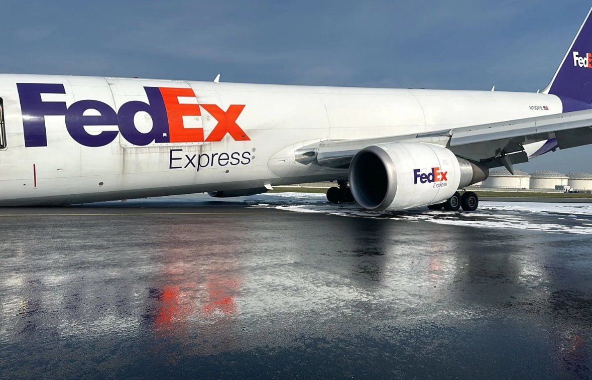 The front landing gear of FedEx's #Boeing B767 cargo plane #FX6238 Paris - Istanbul did not deploy. The aircraft first passed the runway for control purposes and then a decision was made to land on the fuselage.

Pilots made a body landing on runway 34L.