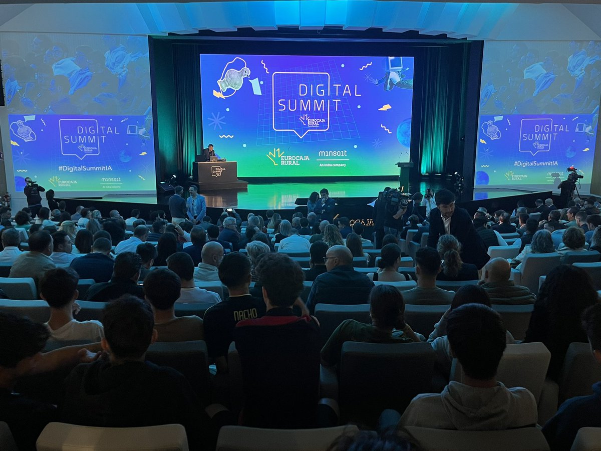 📲 La entidad financiera @eurocajarural celebra una nueva edición de la iniciativa Digital Summit. Un evento que versará sobre Inteligencia Artificial. Todo en un auditorio al que han acudido centenares de jóvenes de #Toledo 🎥 Síguelo en directo en: youtube.com/live/dcrGkFBN5…