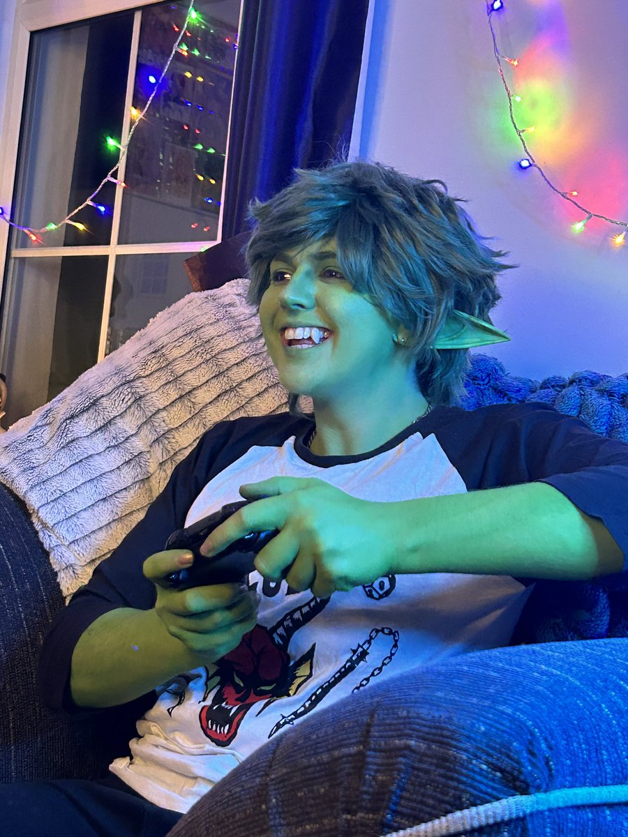 Val Lore 🪶

• Age: 28
• Sign: Gemini Sun, Pieces Moon, Libra Rising
• Birthday: May 22nd
• Height: 5’6
• Status: Slay
• Kids: Tina (a cat) 
• Piercings/Tattoo: Three tattoos and so so many ear piercings 
• Fav Color: Iridescent Black (Ravens Feather)