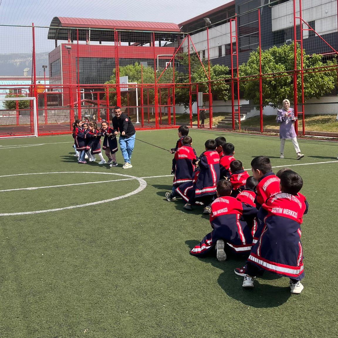 Minik İtfaiyeciler 🤗

İtfaiye personellerimiz Binevler Anaokulu ve Kavlaklı Hasan Gökçe Ortaokulu öğrencilerini misafir etti.