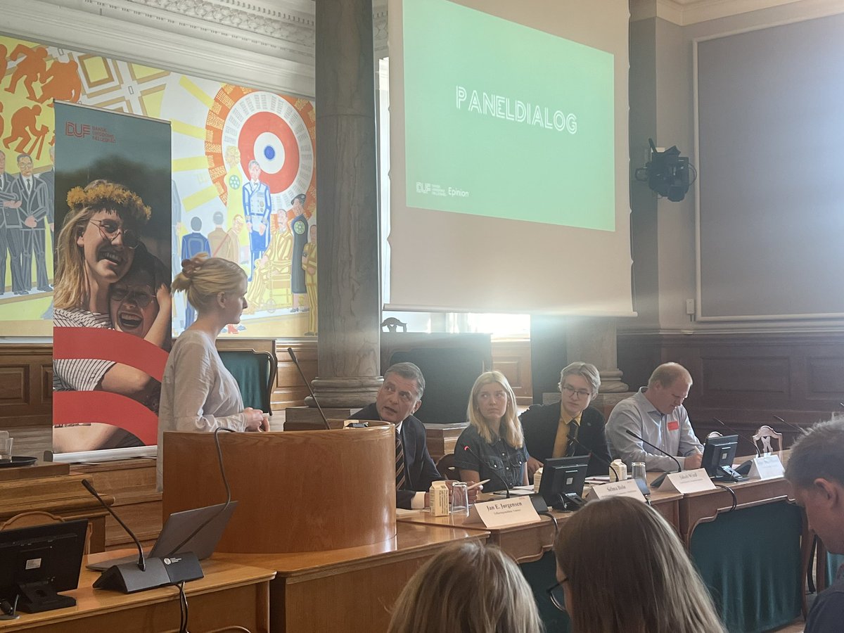 DUF - Dansk Ungdoms Fællesråd (@danskungdom) on Twitter photo 🤩 Præsentation af analysens indhold følges op med en debat af et knivskarpt panel, der starter med at sætte ord på, hvilke tal i Demokratianalysen 2024 de hæfter sig mest ved!
<a href="/JanEJoergensen/">Jan E. Jørgensen</a>, <a href="/selmaboloe/">Selma Bolø</a>, <a href="/JakobKWind/">Jakob Wind</a> og <a href="/KasperMHansen/">Kasper Møller Hansen</a> 👏🏼
Debatten modereres af <a href="/lisecoermann/">Lisecoermann</a> 💪🏼 🤩 Præsentation af analysens indhold følges op med en debat af et knivskarpt panel, der starter med at sætte ord på, hvilke tal i Demokratianalysen 2024 de hæfter sig mest ved!
<a href="/JanEJoergensen/">Jan E. Jørgensen</a>, <a href="/selmaboloe/">Selma Bolø</a>, <a href="/JakobKWind/">Jakob Wind</a> og <a href="/KasperMHansen/">Kasper Møller Hansen</a> 👏🏼
Debatten modereres af <a href="/lisecoermann/">Lisecoermann</a> 💪🏼