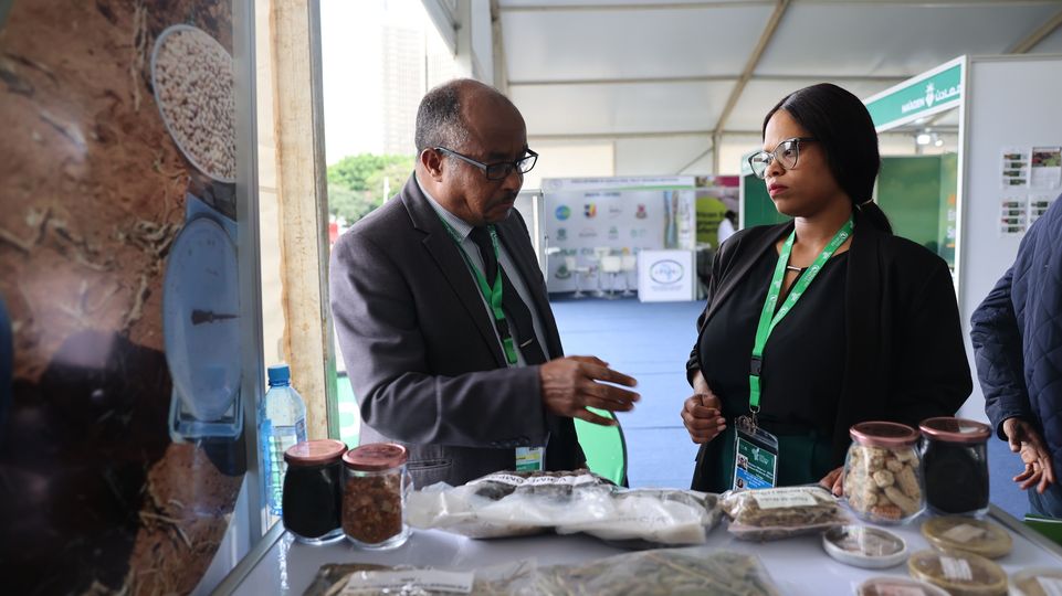 Excited to welcome Ms. Dumsile Phiri to our booth! She's #Eswatini's only female soil scientist at Kapital Agri. Thanks for highlighting scientific research under APPSA. Your insights on soil issues were invaluable. Asante Sana! 🌱 #WomenInScience #APPSA #SoilScience