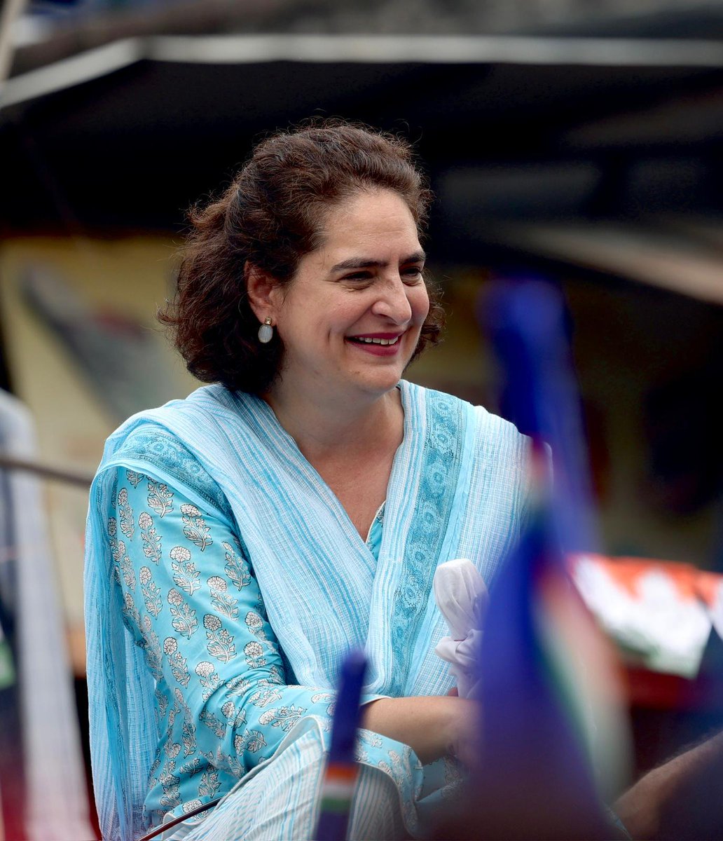 रायबरेली की जनता से संवाद करती कांग्रेस महासचिव @priyankagandhi जी।