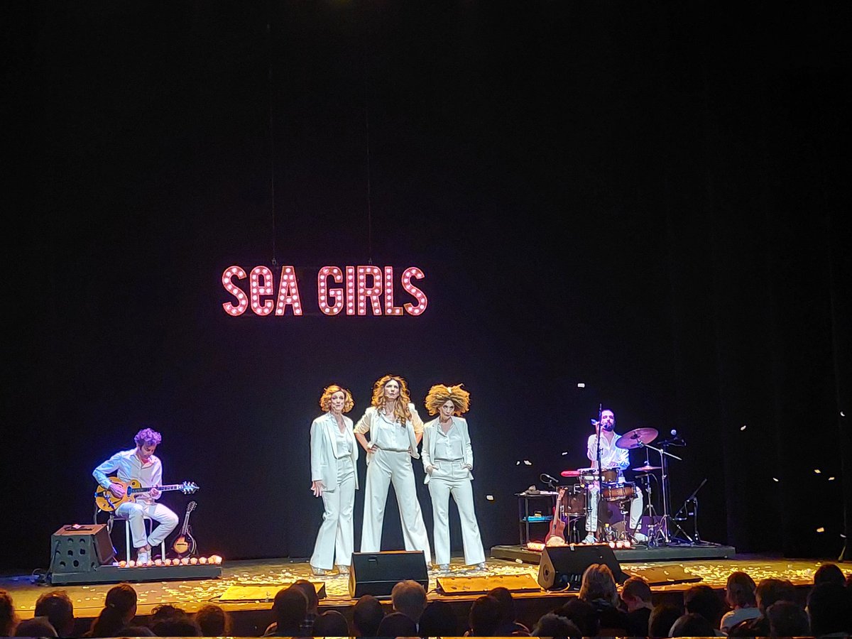 Cestmoiquideci2's tweet photo. #humourdesnotes @humourdesnotes @VilledeHaguenau Après un passage à l'académie de la bière, la soirée s'est enchaînée avec les SEA GIRLS @lesseagirls, avant-dernière représentation de leur spectacle ANTHOLOGIE OU PRESQUE. ⬇️ https://t.co/HRyXSGI1Ts
