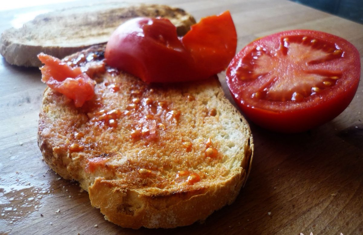Pour un pa amb tomàquet de grande qualité, il est essentiel d'utiliser un pain paysan légèrement grillé, assaisonné d'ail, puis garni de tomates et d'huile d'olive 🫒🍅

Une tapa gourmande à tout moment de la journée.

#TapasLovers