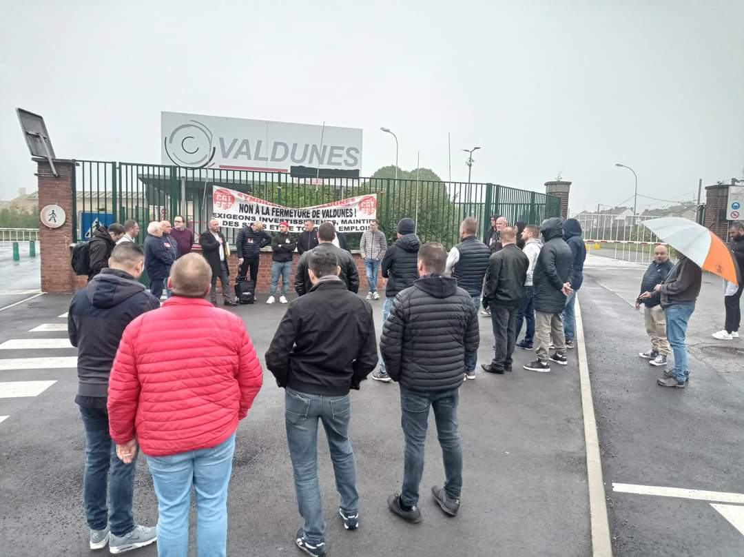 Rassemblement des salariés licenciés #Valdunes @lacgtcommunique
 𝐂é𝐝𝐫𝐢𝐜 𝐁𝐑𝐔𝐍 [ Politique industrielle pour l'UD CGT Nord] - 𝐈𝐨𝐚𝐧𝐧𝐢𝐬 𝐊𝐚𝐩𝐨𝐩𝐨𝐮𝐥𝐨𝐬 [Avocat de La CGT] - 𝐉𝐞𝐚𝐧-𝐏𝐚𝐮𝐥 𝐃𝐄𝐋𝐄𝐒𝐂𝐀𝐔𝐓 [SG UD CGT Nord] facebook.com/share/v/fLv2yS…