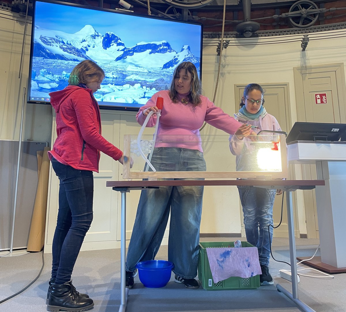 #girlsday 2024: Für 19 Mädchen aus Berlin & Brandenburg gab es spannende Einblicke in die Klimaforschung am PIK, mit Eisforscherin @lena_climate & Agrarökonomin Claudia Hunecke. Ein weiteres Highlight: das Meeresströmungs-Experiment👏👩👩‍🔬🥼
👉pik-potsdam.de/de/aktuelles/n…