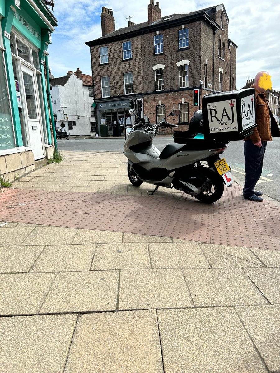 1st trip out to put in a prescription. Food delivery workers need to understand dropped kerbs are not ramps to #PavementPark on tactile paving, obstructing this older pedestrian & this wheelchair user left with insufficient room to turn to cross. 😤😡 #TakingTheDis