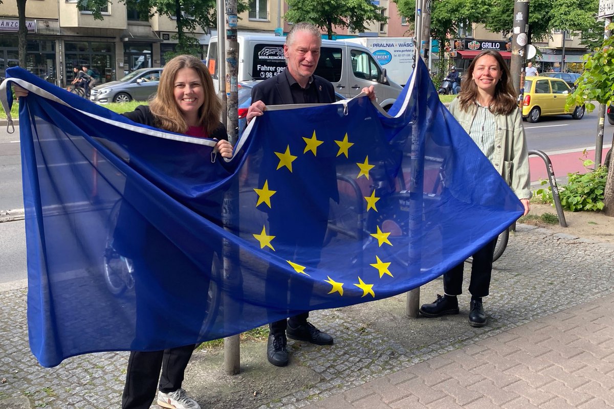 Anlässlich des morgigen #Europatages haben Bezirksbürgermeisterin @clara_herrmann und der stellvertretende Bezirksbürgermeister @ollinoell gemeinsam mit der EU-Beauftragten Carlotta Duken die Europaflagge 🇪🇺 vor dem Rathaus Friedrichshain gehisst. #XHAIN