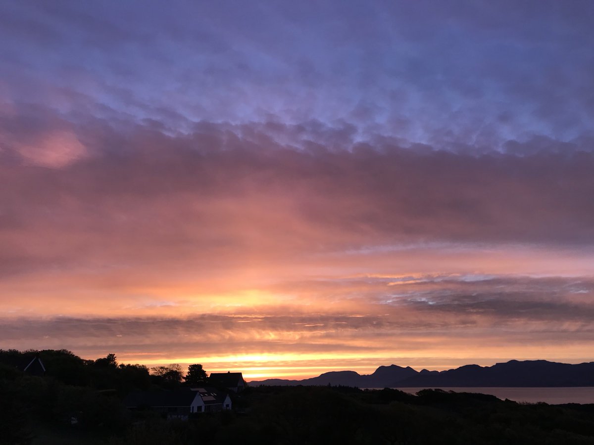 Sunrise - Ardvasar, Isle of Skye #Scotland 🏴󠁧󠁢󠁳󠁣󠁴󠁿 ⁦⁦@angie_weather⁩ ⁦@StormHour⁩ ⁦@ThePhotoHour⁩ ⁦@VisitScotland⁩
