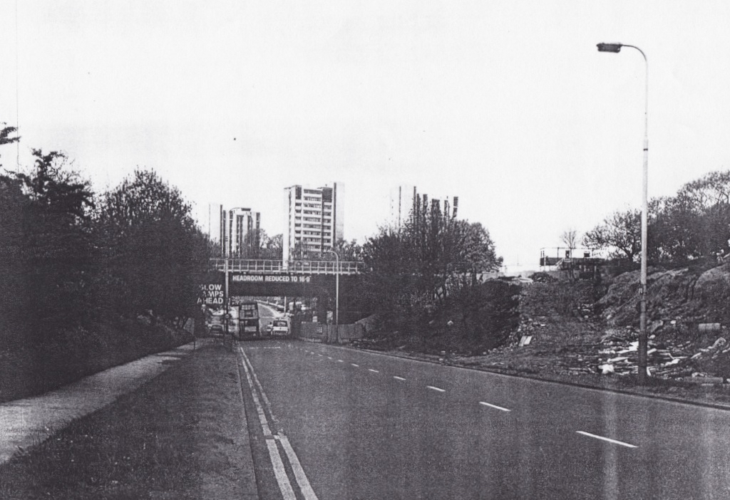 I'm almost tempted to use this as a 'guess where?' as it's a scene that has changed beyond recognition. It's the A406 at South Woodford, looking west under the then 'original' Central line c.1970 as works started to accomodate the M11 interchange. @ShowMeASignBryn @roads_uk