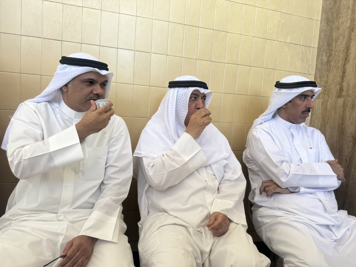 الرمز الوطني مسلم البراك متوسطا النواب الأفاضل سعود عبدالعزيز العصفور &amp; د. محمد مساعد الدوسري في جلسة محاكمة سجين الرأي السياسي #مساعد_القريفة .