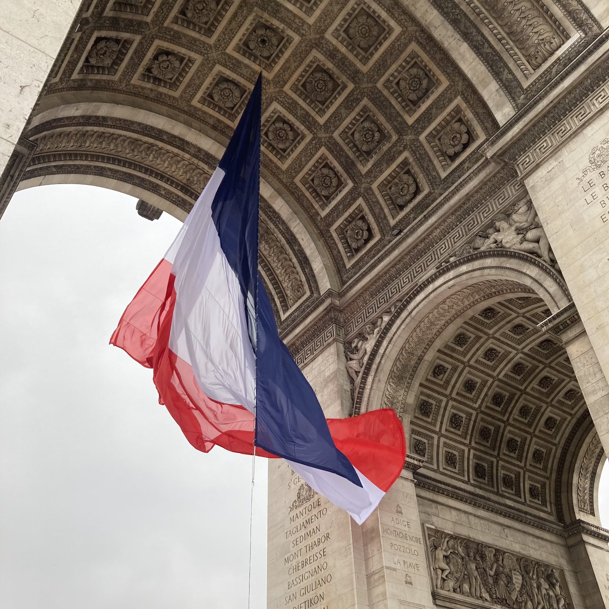 EN DIRECT 🎥 Cérémonie exceptionnelle du #8mai à l’@Arcdetriomphe en présence du Président de la République. Cette date marque la #Victoire en 1945 des Alliés et la fin de la #secondeguerremondiale