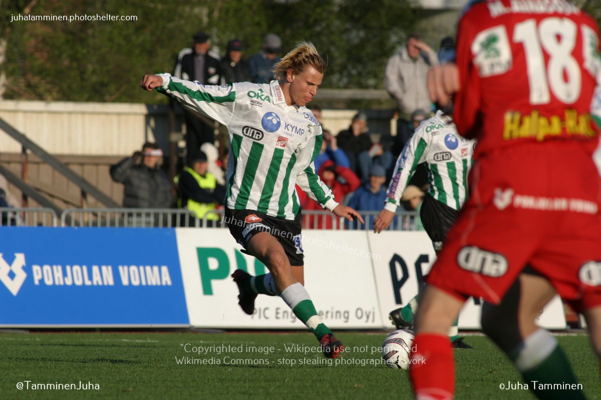 On this day 20 years ago, 8 May 2004, FF Jaro v KTP Kotka at the sunny but freezing cold Centralplan of Jakobstad/Pietarsaari. A couple present day coaches on the pitch. #Veikkausliiga #FFJaro #KTP #VesaVasara #ToniKoskela @FFJaro @KTPKotka