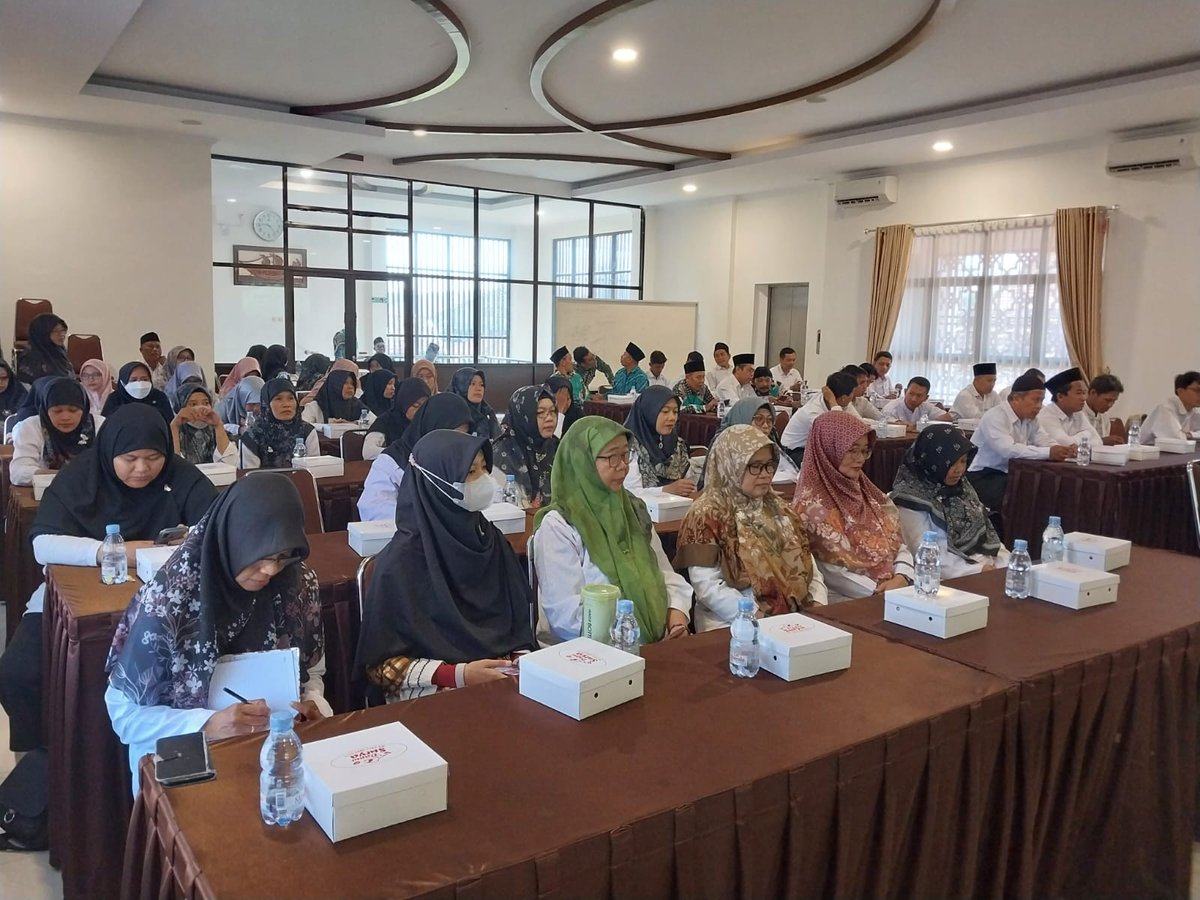 Kasi PAIS Kankemenag Bantul, Bambang Inanta bersama Pengawas PAI, Muhammad Abdul Rofiqi menghadiri Halalbihalal yang diselenggarakan oleh GPAI SMP Kabupaten Bantul di Aula PLHUT, Rabu (8/5).