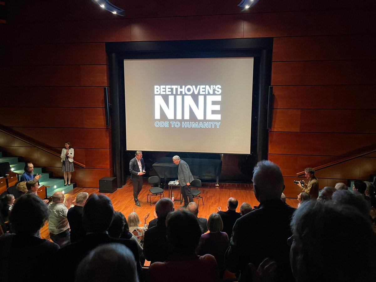 Mit stehenden Ovationen wurde der neueste Film des 🇨🇦 Regisseurs Larry Weinstein bei der deutschen Premiere in Bonn gefeiert. Zum 200. Jubiläum von Beethovens Neunter Symphonie zeigt diese Dokumentation eine sehr persönliche Suche nach Menschlichkeit. #Neunte 👉Zu sehen @ARTEde.