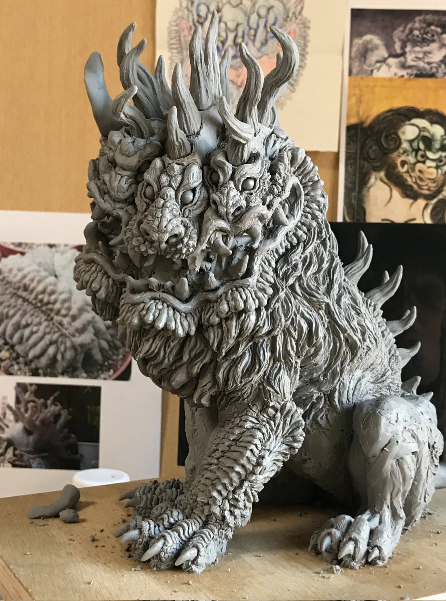 nendoseizin1987's tweet photo. 原型の制作中の画像がありました。山海経にかかれている3つの頭をもつ怪物をオリジナルのデザインで制作しました。顔がくっついてデカくなっているが好きですが、後ろ姿の猫っぽい感じも気に入っています。(スカルピーで制作) https://t.co/QBS1CKEFGc