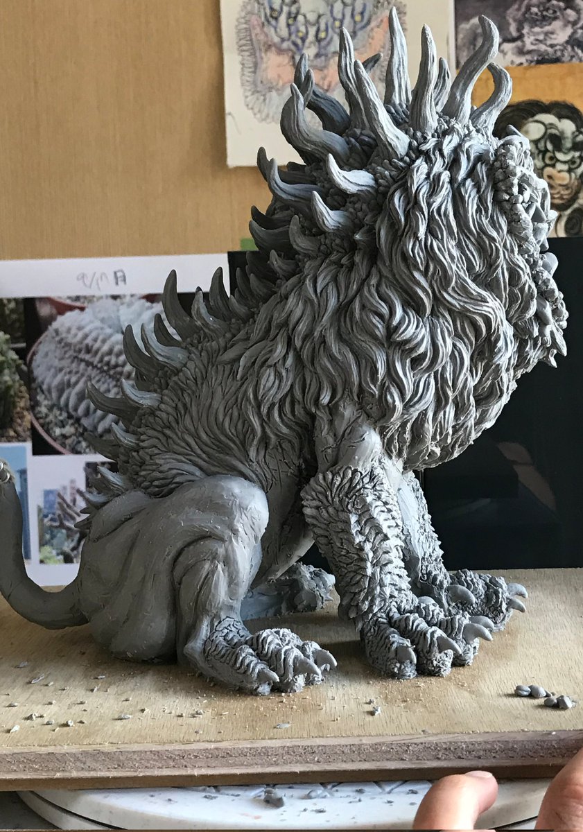 nendoseizin1987's tweet photo. 原型の制作中の画像がありました。山海経にかかれている3つの頭をもつ怪物をオリジナルのデザインで制作しました。顔がくっついてデカくなっているが好きですが、後ろ姿の猫っぽい感じも気に入っています。(スカルピーで制作) https://t.co/QBS1CKEFGc