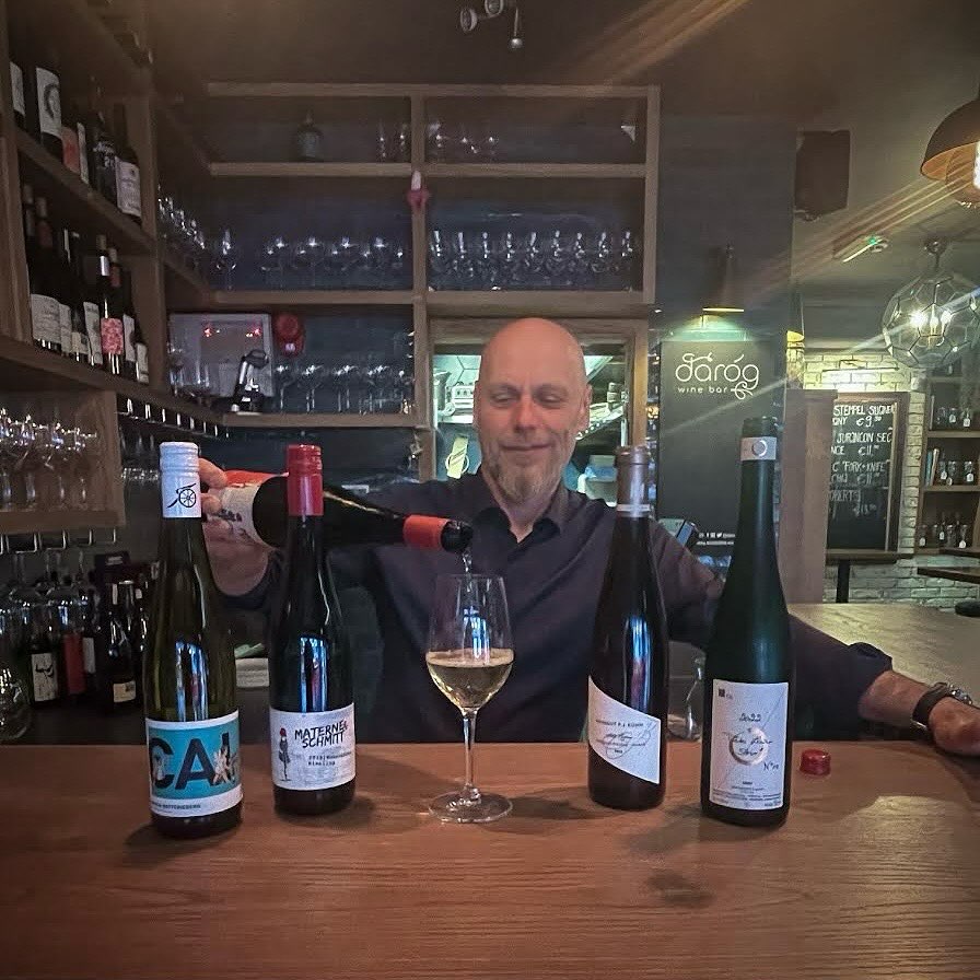 Fíon Focus is a new monthly wine spotlight led by the expert team at @darogwinebar 🍇🍷 Zsolt and Iseult will guide you on a journey through the essence of Riesling with their specially curated Wine Flight, where you are presented four exquisite wines (90ml each) for €35!