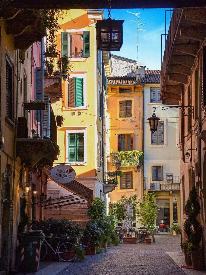 Le strade di Verona sanno di bellezza, romanticismo, di antichi segreti F.C. P.S. Qui 👇 si mangia un risotto all' amarone squisito