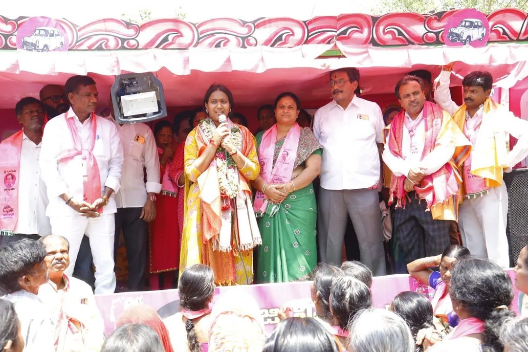 PSK_TRS's tweet photo. Ex Cantonment Board Member 𝗣𝗬𝗔𝗥𝗔𝗦𝗔𝗡𝗜 𝗕𝗛𝗔𝗚𝗬𝗔𝗦𝗥𝗘𝗘 𝗦𝗛𝗬𝗔𝗠 𝗞𝗨𝗠𝗔𝗥 Garu Along Cantonment BRS MLA  Candidate Niveditha Sayanna Garu did Door To Door Campaign at Trimulgherry Village. 

@BRSparty @KTRBRS @JMRBRS @RSRBRS @MarriRajasekar https://t.co/ZtsFGCltRa