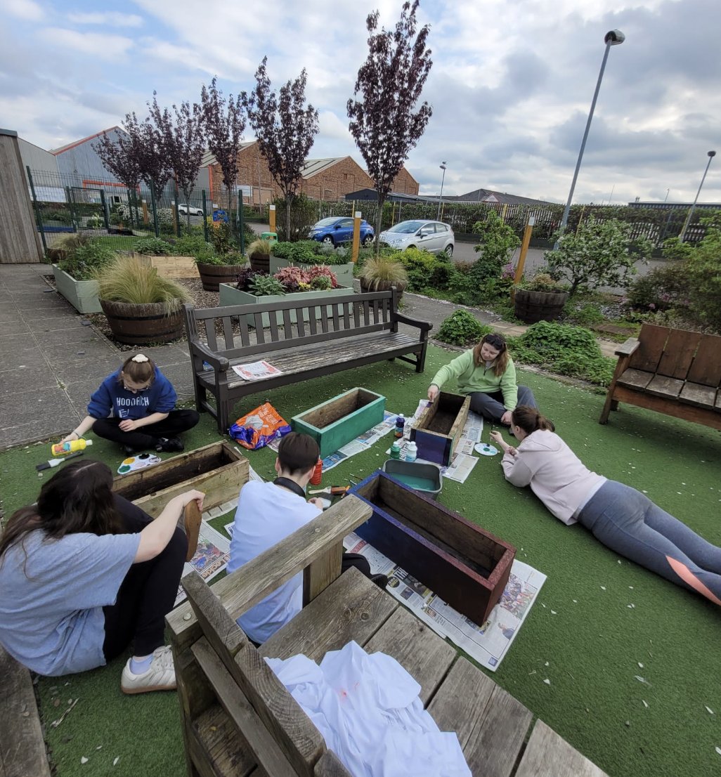 Session 2 preparing the planters with our 12-19s in @HOScotstoun. Weather was decent again so the group made the most of it and got stuck into the task. They're looking good! Soil to be added plus seeds planted during session 3 🌱🌻#youthwork #gardening #planting #growing