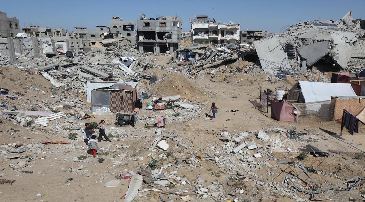 Gazzeli Gazeteci Jehad Helles: 'Şu anda Refah'ta çadırımda oturuyorum, etrafım çocuklarla dolu, etrafımızdaki çılgın bombalamalar arasında, ne yapayım, bu çocukları nereye götüreyim diye düşünemiyor, dikkatim dağılmış ve tereddüt içerisindeyim!! Bu, bilinmeyene sekizinci…