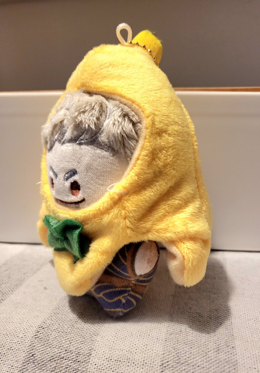 Imma be real with you.

The only reason I made another Astarion plush is because I saw this 10cm banana cape prop sold on Aliexpress and I needed to see him in it so badly. No regrets 😤