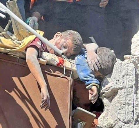 IsraMohm's tweet image. Please share this picture as much as possible to wake up the world, maybe the honor of a Muslim ruler will wake up. #RafahUnderAttack