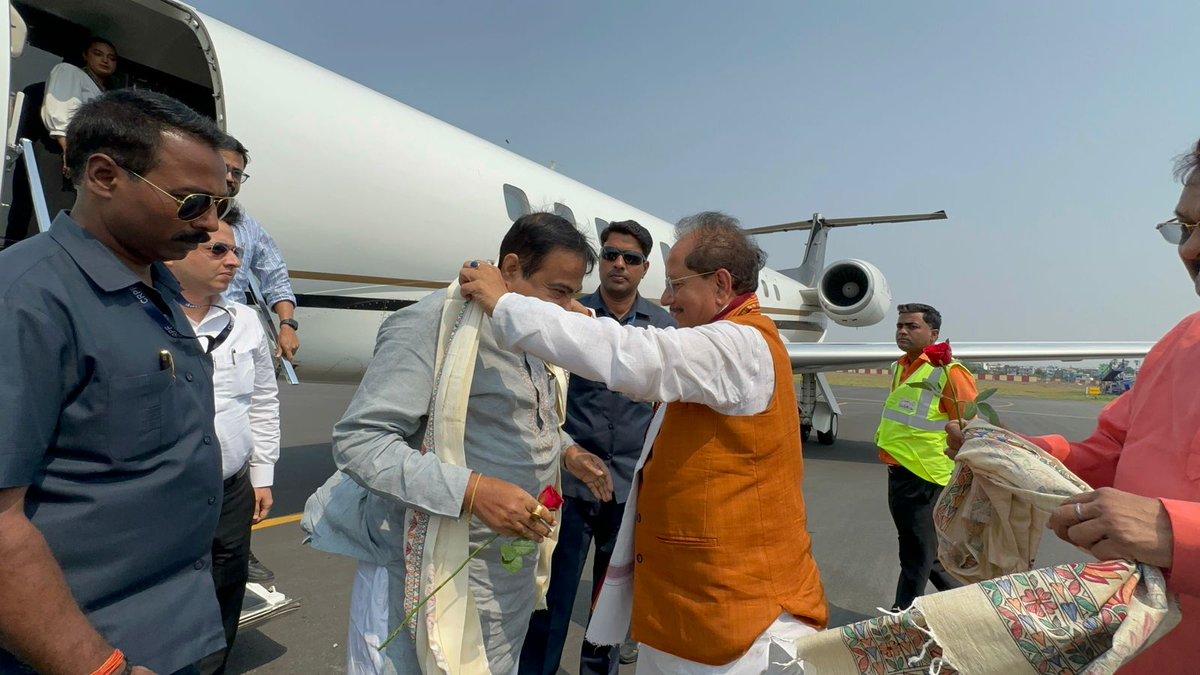 केंद्रीय मंत्री श्री @nitin_gadkari जी के बिहार आगमन पर उपमुख्यमंत्री श्री @VijayKrSinhaBih जी तथा भाजपा पदाधिकारियों ने उनका लोकनायक जयप्रकाश नारायण हवाई अड्डे पर स्वागत किया। @BJP4Bihar @BJP4India
