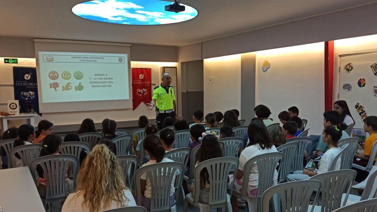 İlkokul ve ortaokul öğrencilerine trafik ve ilkyardım haftası nedeniyle polis memuru Mustafa tetik  tarafından ilk yardım semineri verilmiştir
