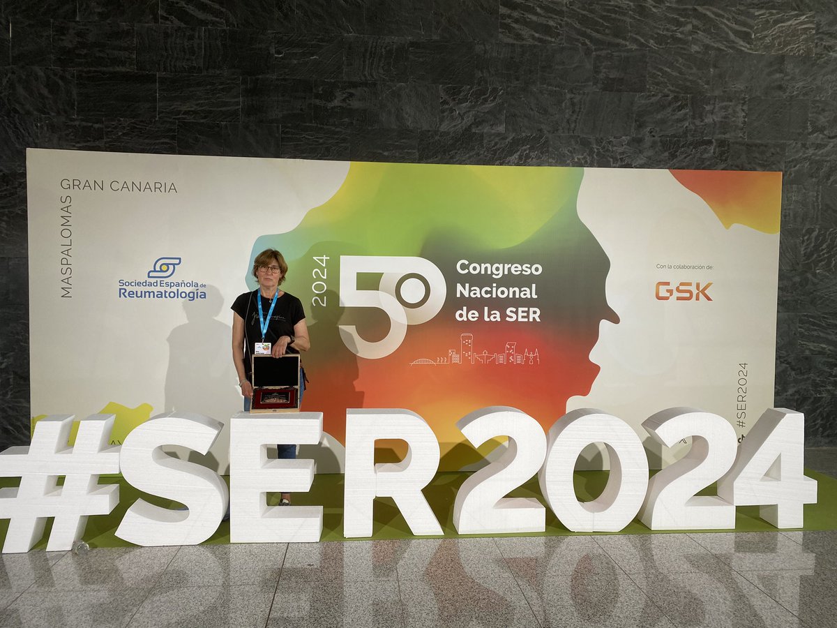 ReumatologiaMT's tweet photo. La @RusinolMaria ha rebut el reconeixement nacional de la @SEReumatologia “per una vida de dedicació a la Reumatologia”. Maria, estem feliços d’haver compartit la vida amb tu i orgullosos d’haver estat un dels serveis pioners en potenciar el paper de l’infermeria en Reumatologia. https://t.co/rOTmu24wE1