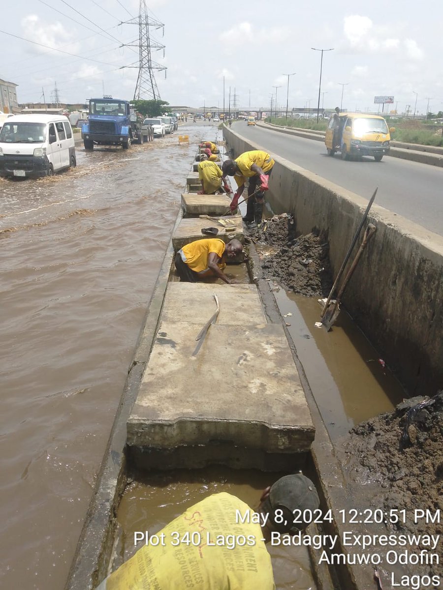 The EFAG team of the Lagos State Ministry of the Environment and Water Resources continues the cleaning of drains along Lagos - Badagry expressroad to allow free flow of rainwater in the area. #CleanerLagos #GreenerLagos @followlasg @jidesanwoolu