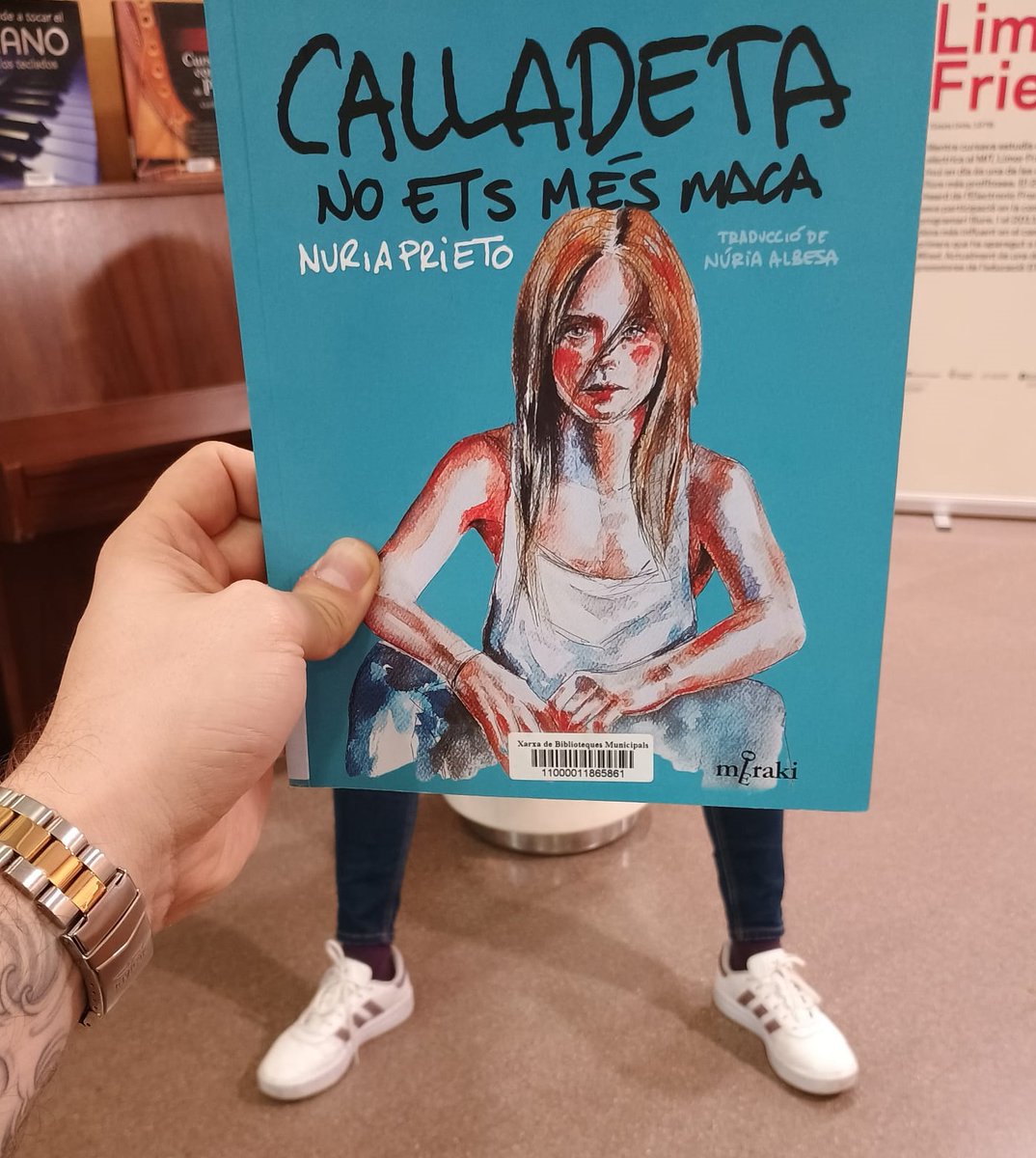 Es va acabant la setmana i no fallem amb el #bookfacefriday Aquest cop la portada és de 'Calladeta no ets més maca' de Nuria Prieto.
👉aladi.diba.cat/record=b199238…