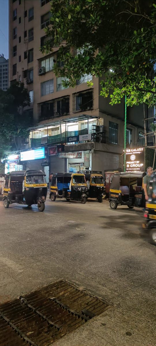BhumanThakkar's tweet photo. See again there r autos parked in illegally way at hariom rajwadi tea house opp kokani house nr Vandana bus we requested him not to park here bus he's refusing to do so @ThaneCityPolice @ThaneTraffic https://t.co/2ZuJ7TNBF4