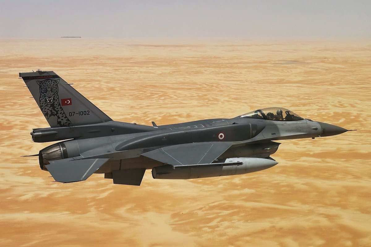DogutCem's tweet photo. Birleşik Arap Emirliği'nde devam eden Desert Flag IX tatbikatında Parslar çölde avlanıyor.
Uluslararası tatbikatlara katılmak tecrübe paylaşımı ve kazanımı için çok önemli.
#Parslar #TürkHavaKuvvetleri #TURAF #181Filo https://t.co/ovdoTiFtH1