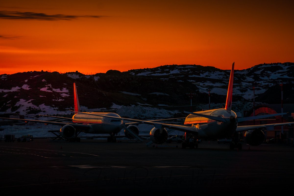 Another Sunset shot from last night with the Boeing 777-328(ER) & Boeing 787-9 Dreamliner from
@AirFrance here in #Iqaluit #Nunavut MAY.7.2024 #B77W #FGSQT #FHRBB #YFBSpotters #ShareYourWeather #AF338 #arctic