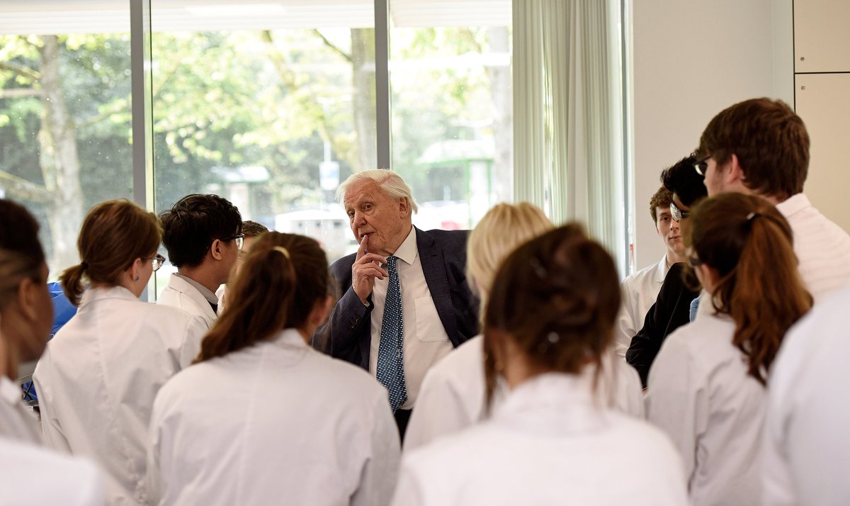 Happy 98th birthday to Sir David Attenborough! 🥳 In 2019, we welcomed Sir David Attenborough to Keele to open our new state-of-the-art science facilities and deliver a guest lecture to a packed audience #LoveKeele