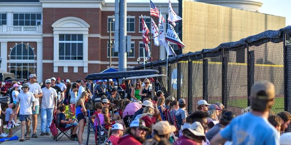 Our @marketheridge was in the house on Tuesday as red-hot @TroyTrojansBSB hosted @AlabamaBSB in front of a packed house. The #Tide cooled off #Troy for one night -- but a great scene setter from Eth, here. d1baseball.com/at-the-ballpar…