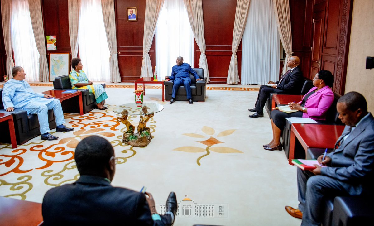 S.E @GeneralNeva a reçu en audience Mme Violet KAKYOMYA, Coordonatrice Résidente du Système des @UN au #Burundi, venue présenter ses lettres de créances. Leurs échanges ont porté sur le renforcement de la coopération au développement et la résilience aux changements climatiques